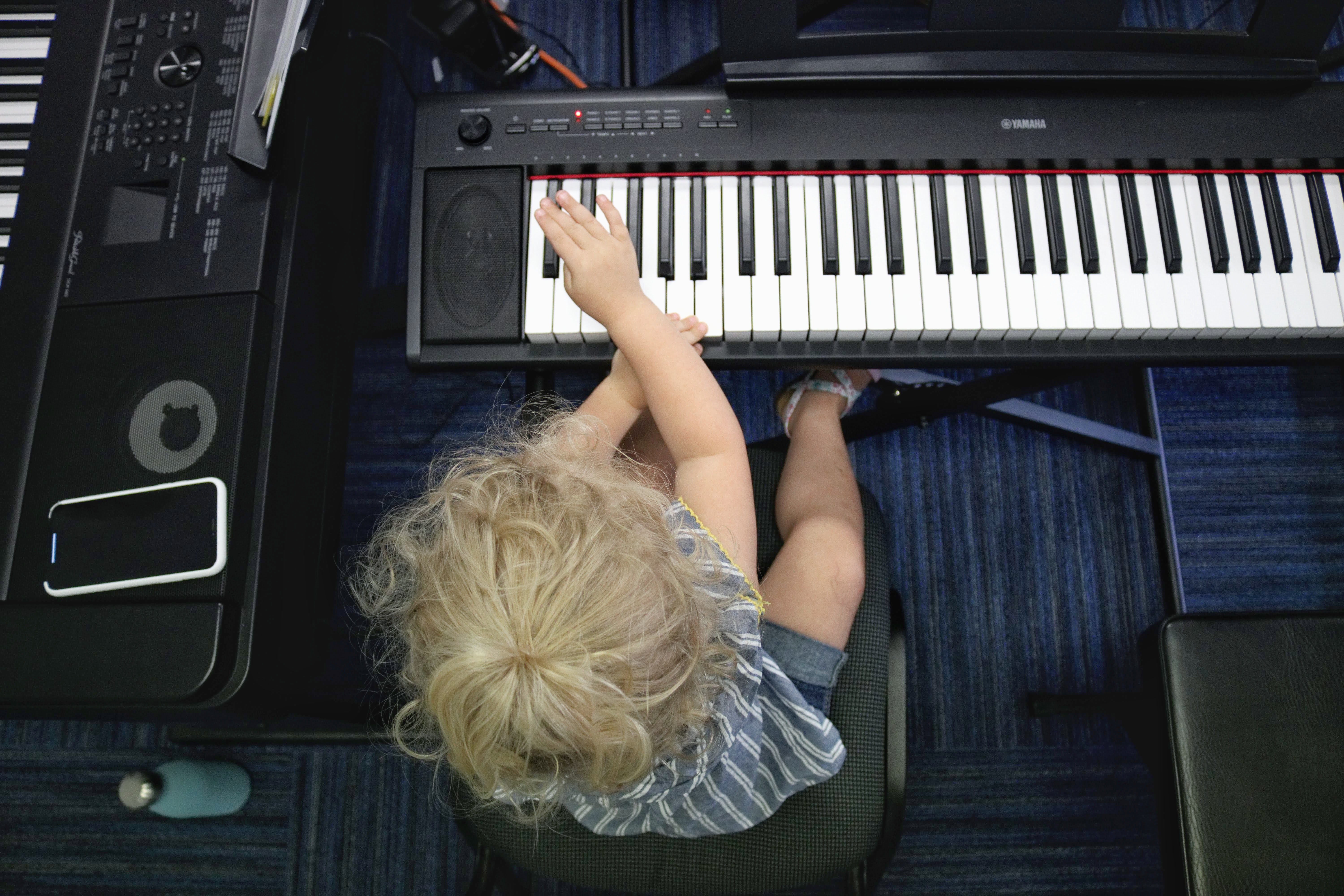 child playing the keyboard